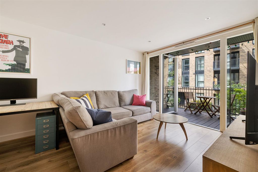 Property photo 1 of 35 Laburnum Street, E2