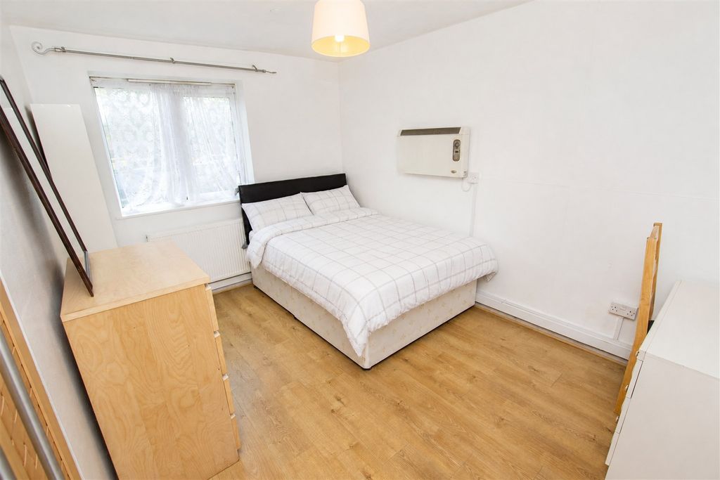 Property photo 3 of 6 Approach