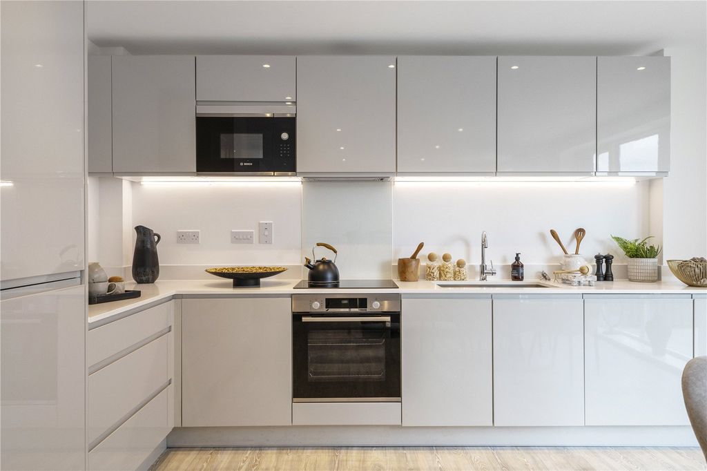 Property photo 2 of 12 Show Apartment