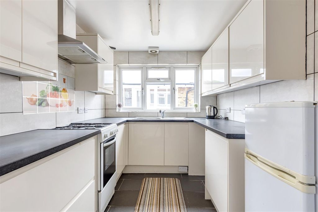Property photo 2 of 10 Kitchen