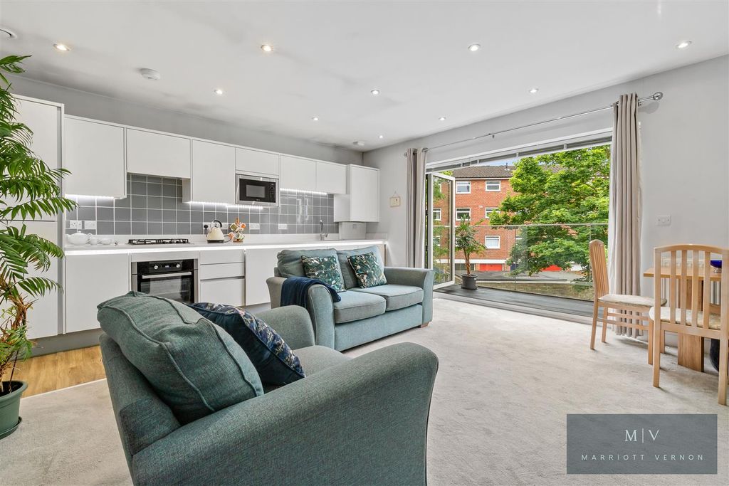 Property photo 2 of 16 Heronsgate Court F6 MV-7.Jpg