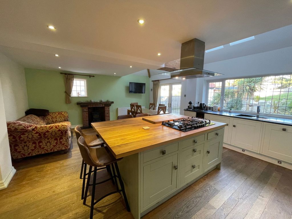 Property photo 2 of 33