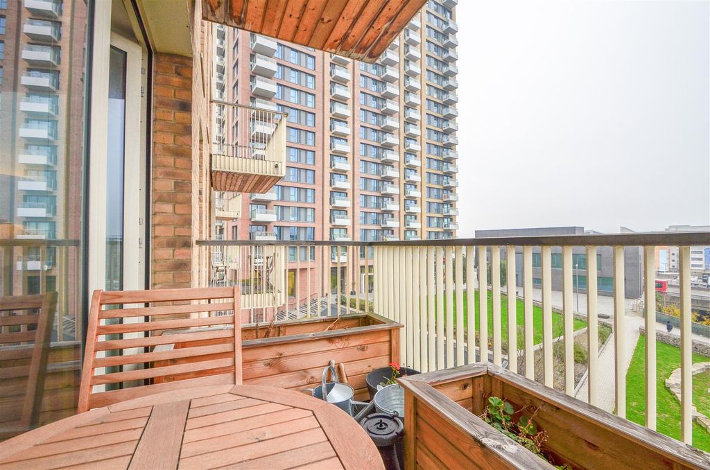 Property photo 2 of 7 Oxley Square