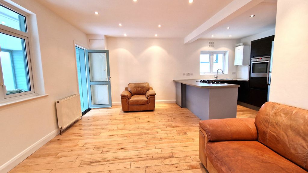 Property photo 1 of 21 2 Bedroom Bungalow