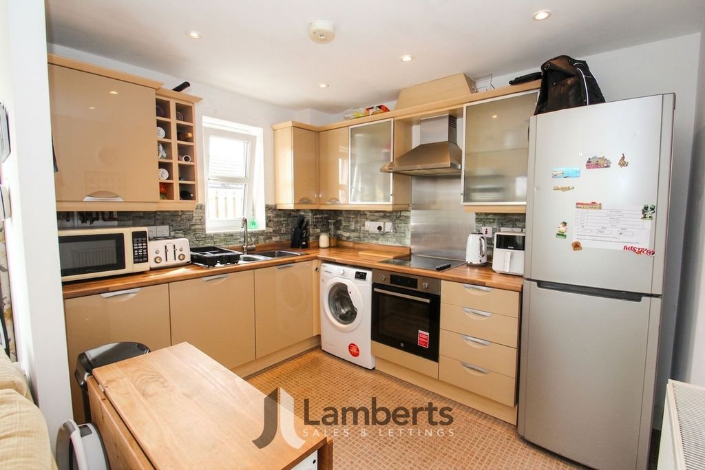Property photo 3 of 20 Kitchen