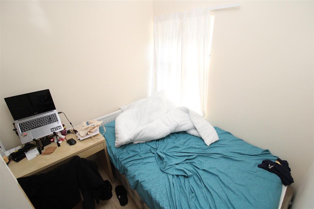 Property photo 3 of 6 Room 5.Jpg