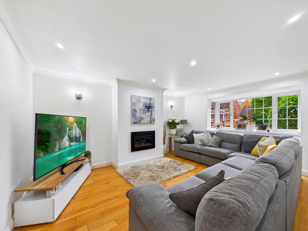 Property photo 3 of 32 Living Room