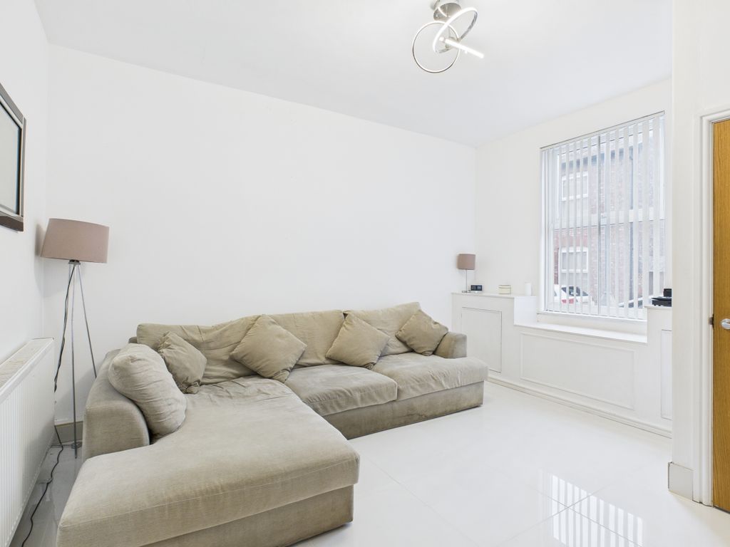 Property photo 3 of 19 Cam03729G0-Pr0170-Still001