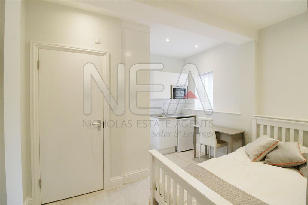 Property photo 1 of 9 Bedroom Five & Ensuite