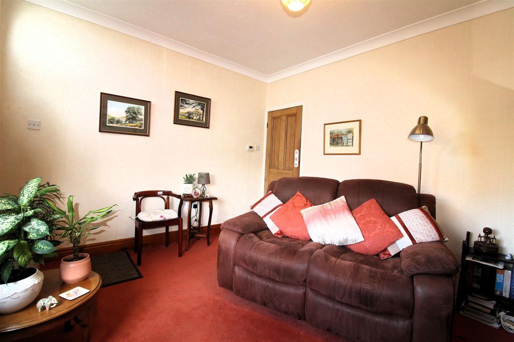 Property photo 3 of 19 Lounge