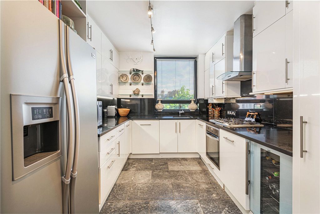 Property photo 3 of 18 Kitchen