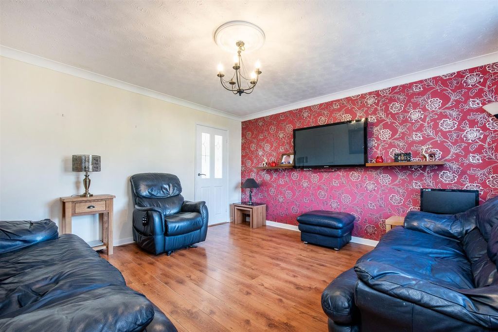 Property photo 3 of 28 Lounge