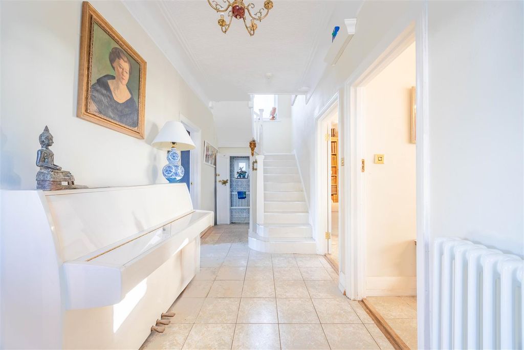 Property photo 2 of 24 Entrance Hall