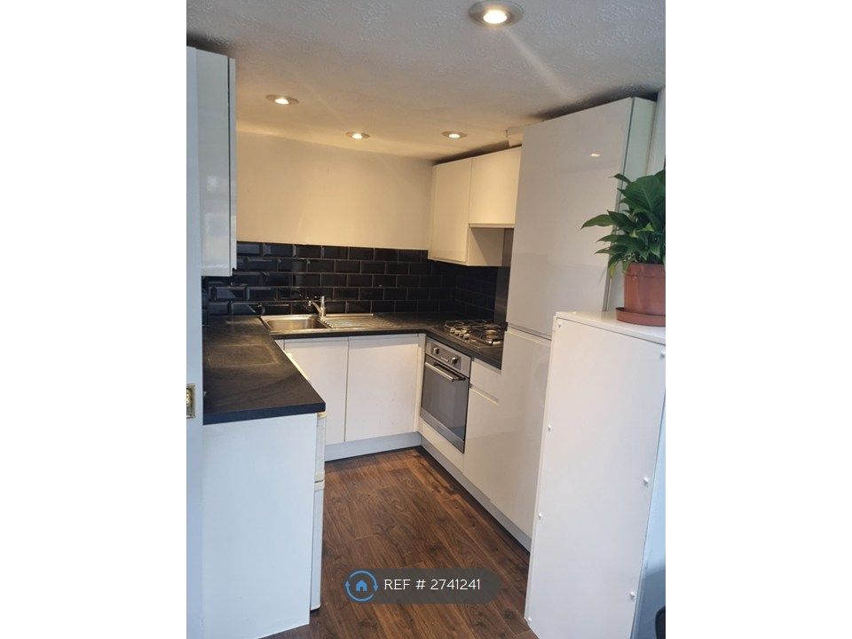 Property photo 3 of 14 Kitchen