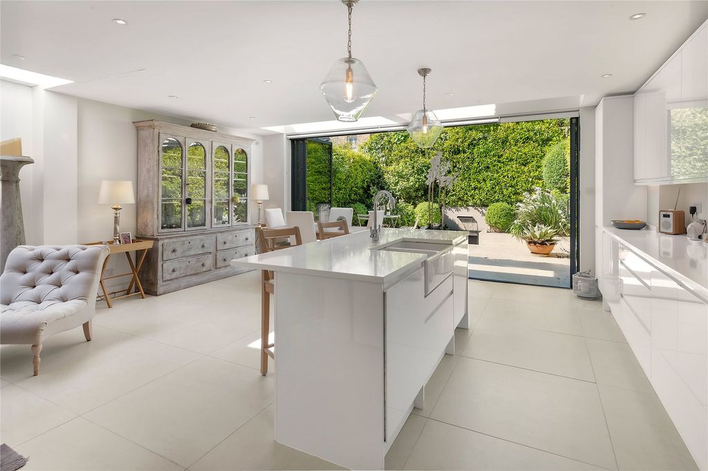 Property photo 1 of 11 Kitchen