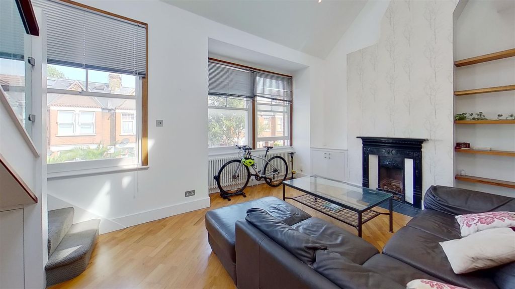 Property photo 2 of 15 Penwith-Road-Earlsfield-Sw18-Living-Room.Jpg