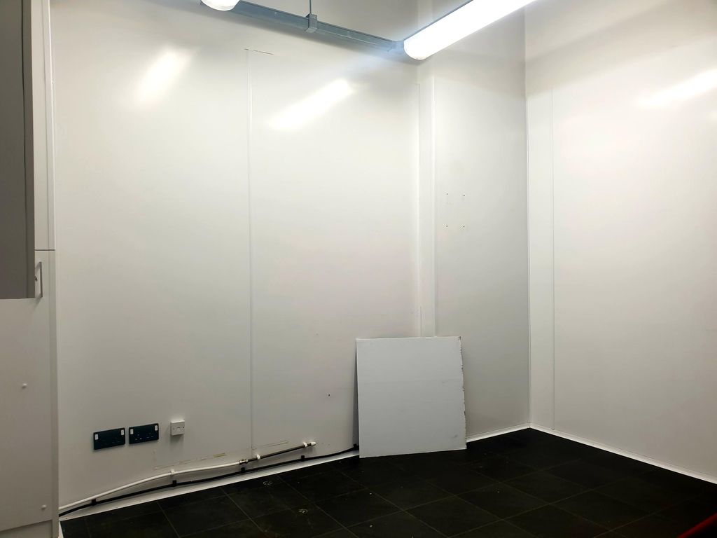 Property photo 3 of 4 Wipe Clean Walls