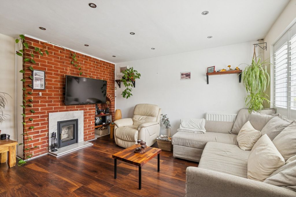 Property photo 2 of 15 5163132