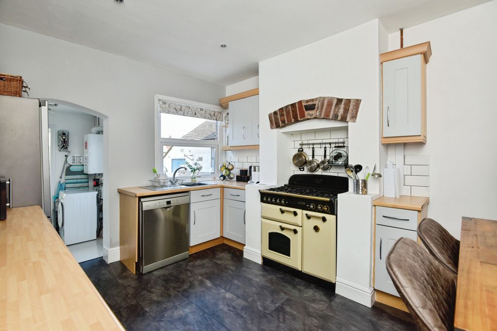 Property photo 3 of 20 Kitchen