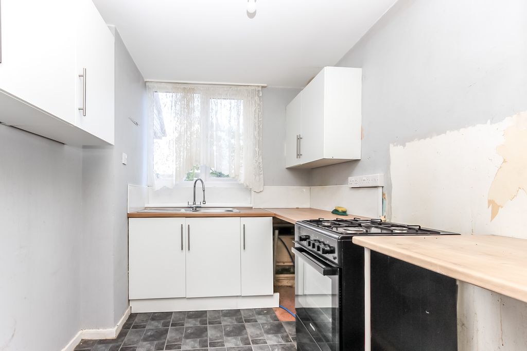 Property photo 3 of 10 Kitchen