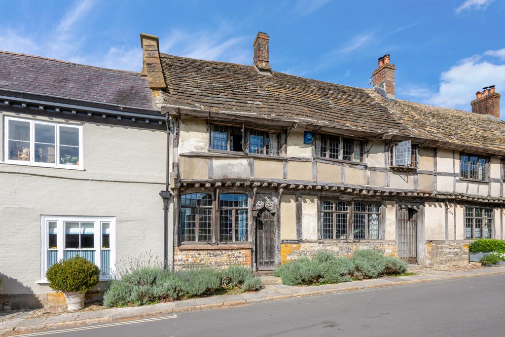 Property photo 1 of 12 The Pitchmarket