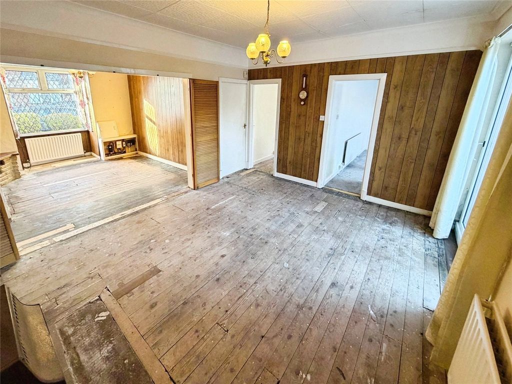 Property photo 3 of 19 Lounge