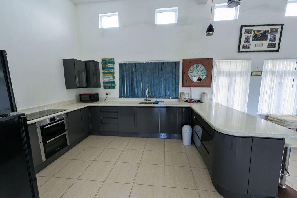 Property photo 3 of 23