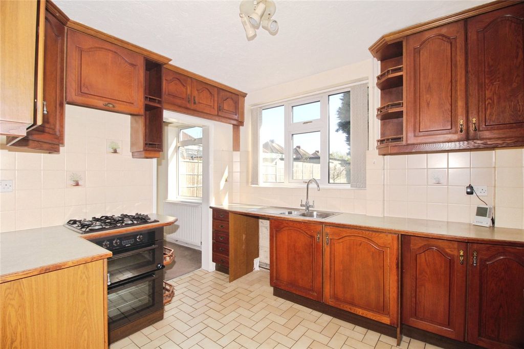 Property photo 2 of 11 Fitted Kitchen