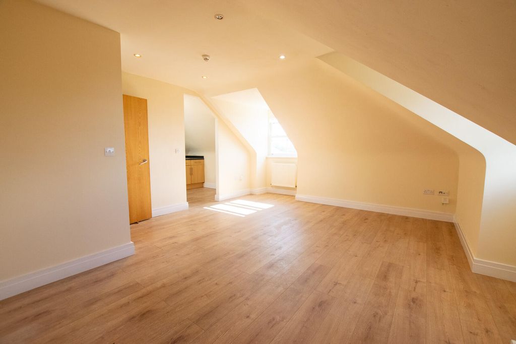 Property photo 3 of 8 Loft