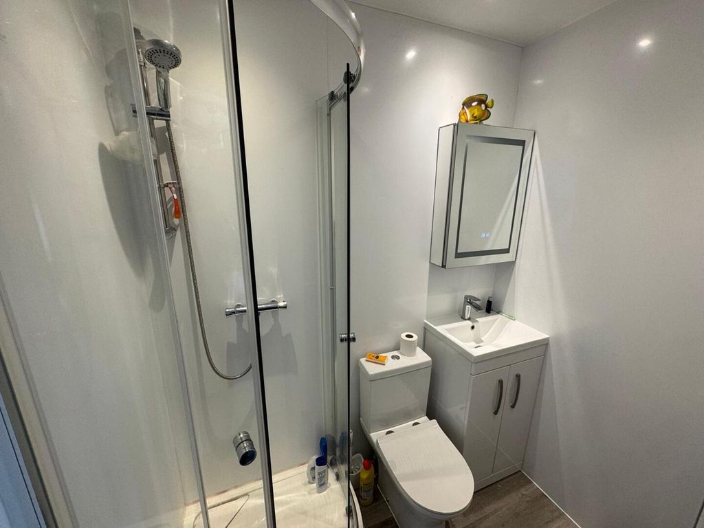 Property photo 2 of 4 Bathroom