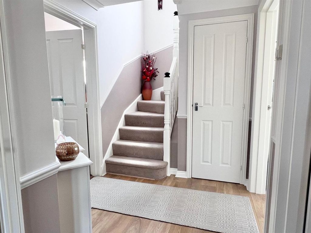 Property photo 2 of 19 Entrance Hall