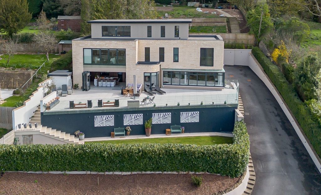 Property photo 1 of 41 Picture No. 97