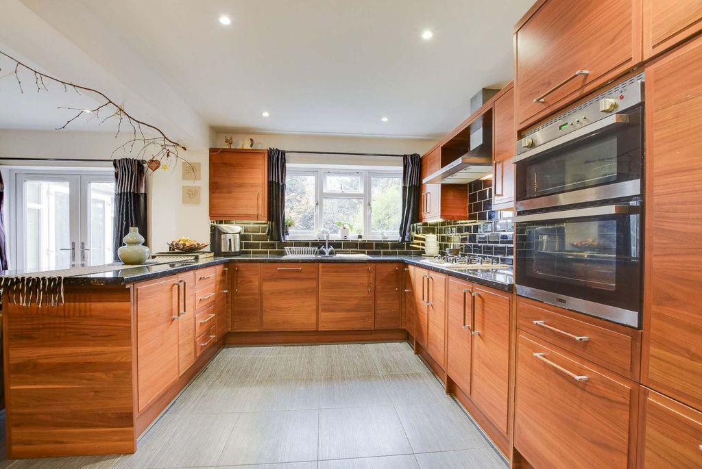 Property photo 3 of 27