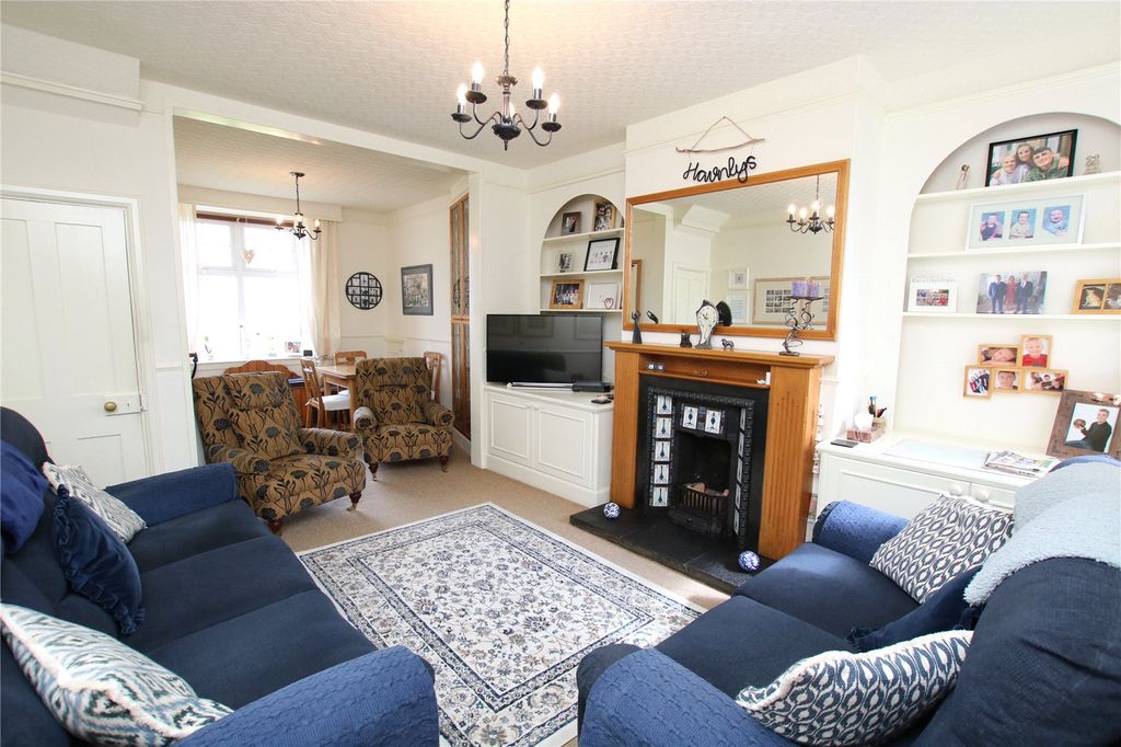 Property photo 3 of 31 Living Room