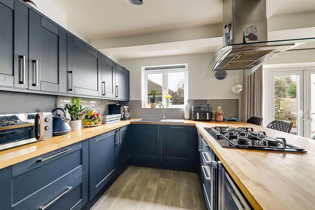 Property photo 3 of 19 Img_9003-Img_9005.Jpg