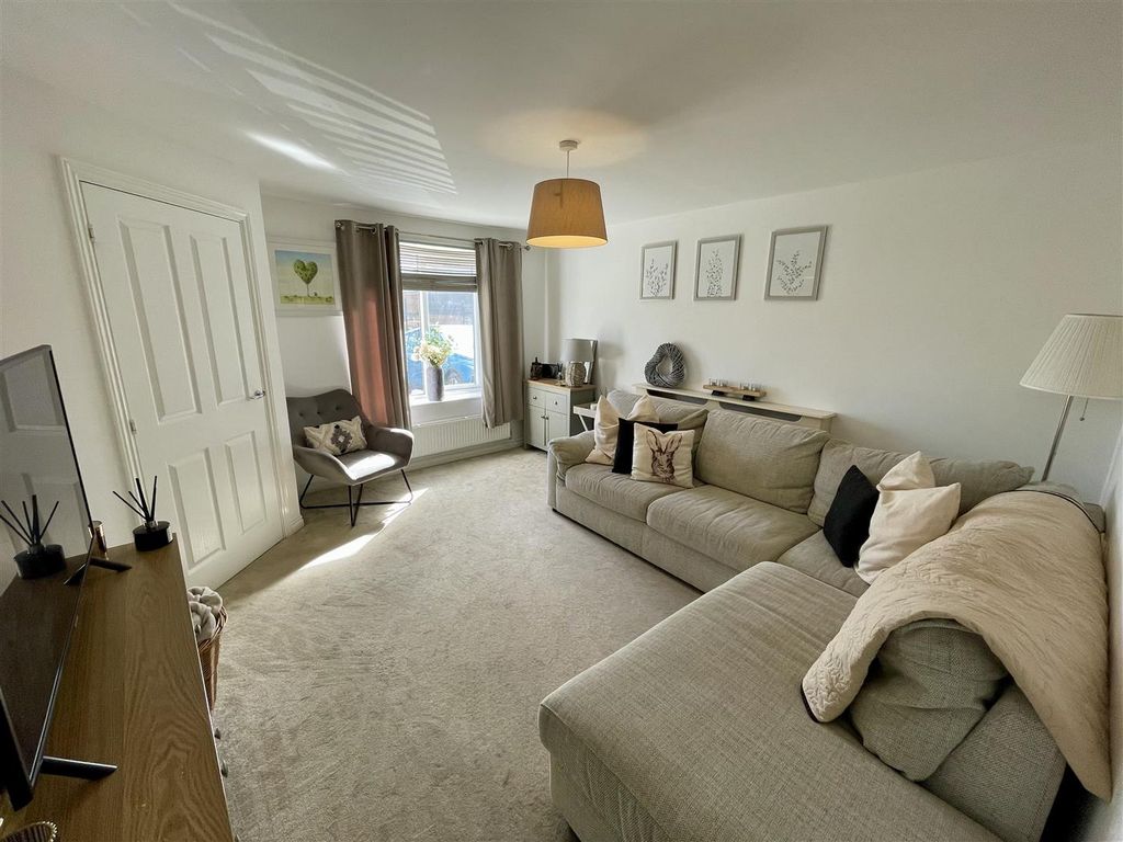 Property photo 3 of 15 Lounge