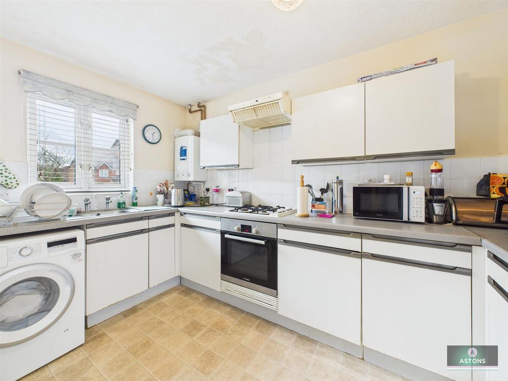 Property photo 3 of 12 Kitchen