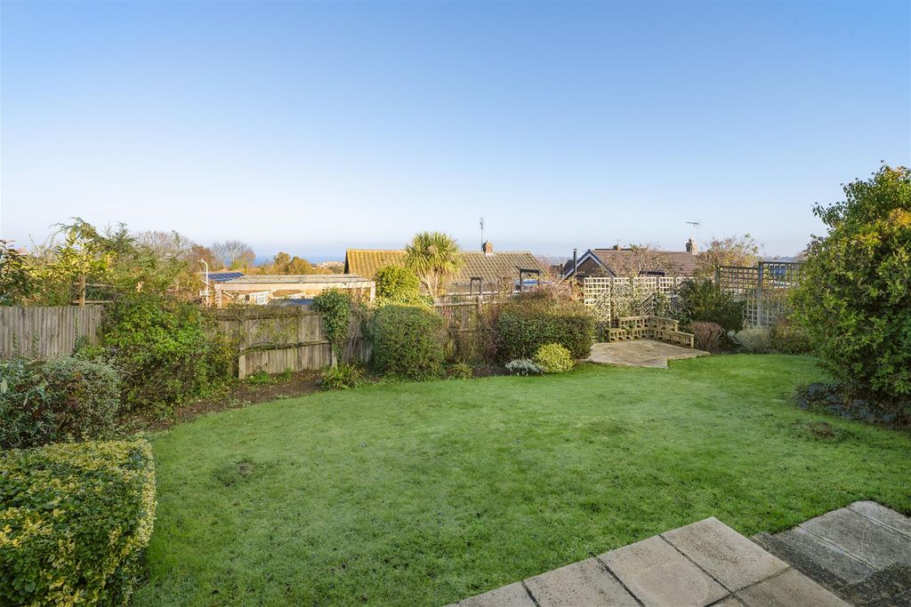 Property photo 2 of 18 Hawk Close, Whitstable