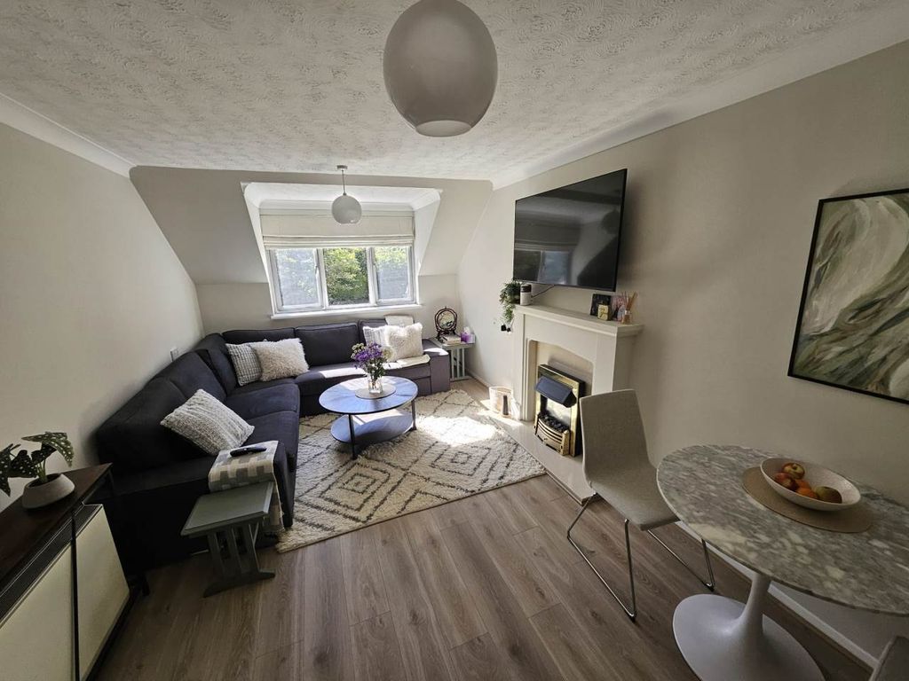 Property photo 3 of 12 Lounge (2)