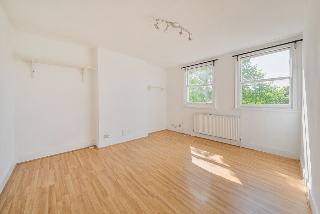 Property photo 2 of 14 1453013-12-69F0Bf...