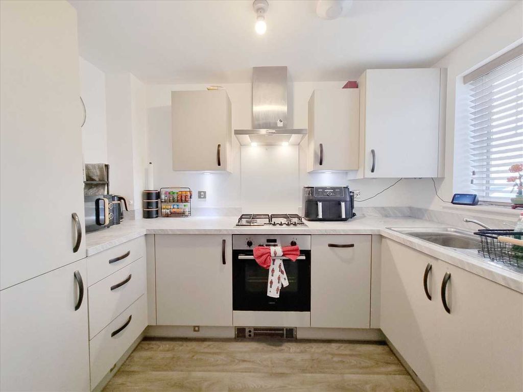 Property photo 2 of 12 Kitchen: