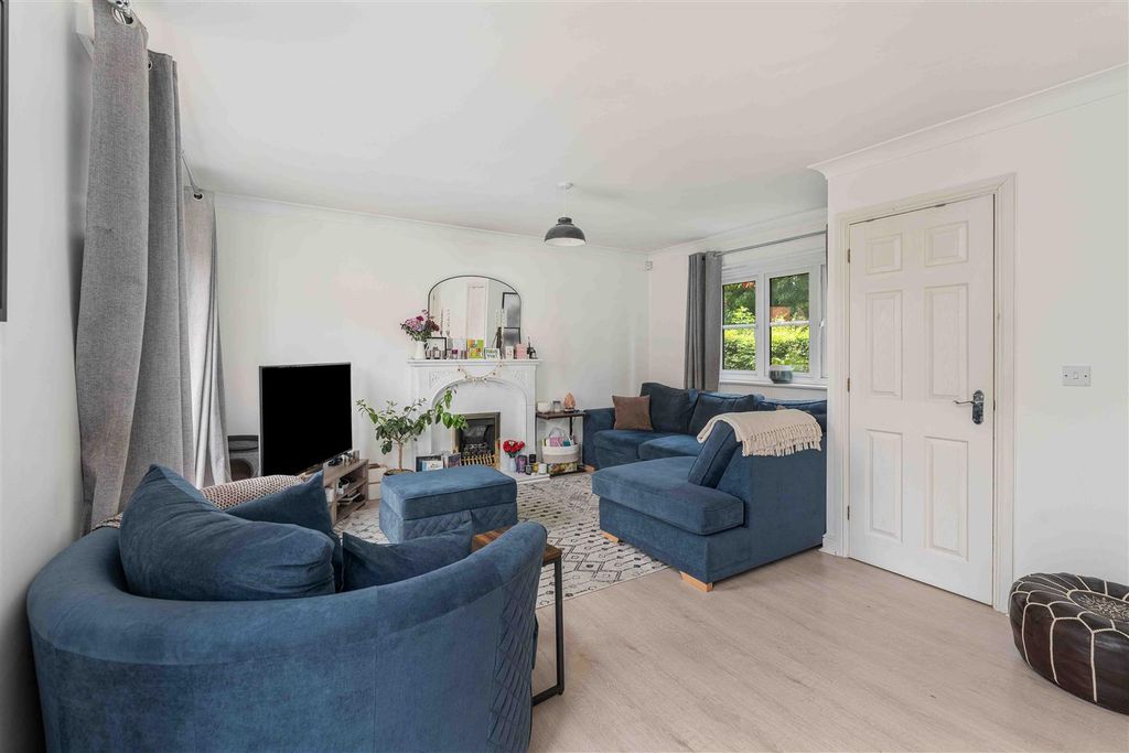 Property photo 2 of 16 18 Thenford Road, Middleton Cheney-7.Jpg