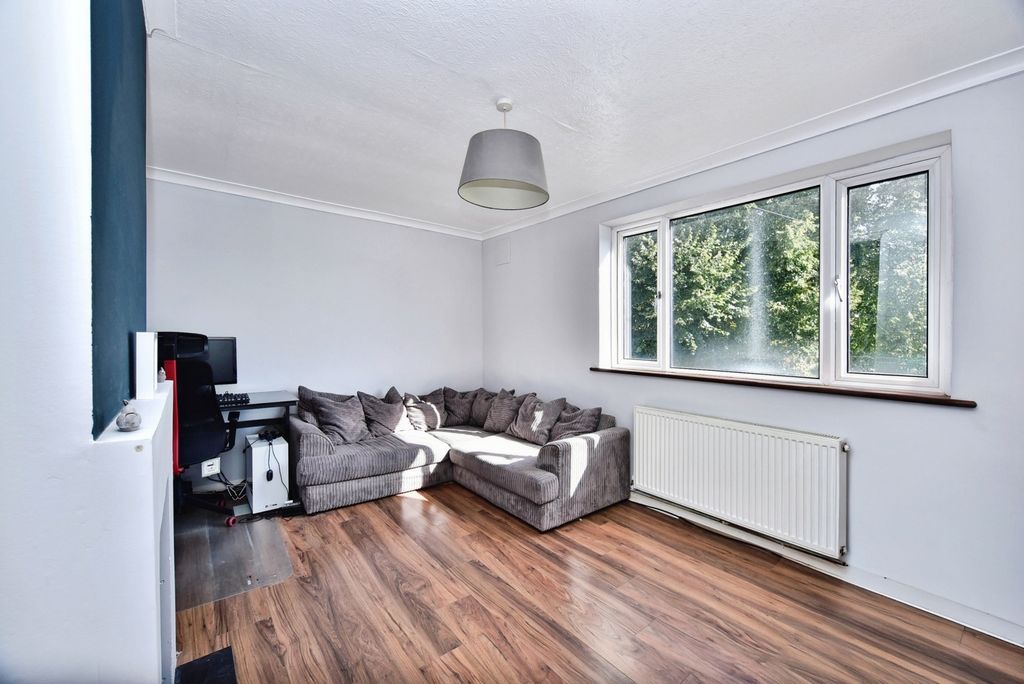 Property photo 3 of 14 Lounge