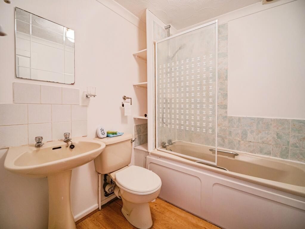 Property photo 1 of 9 Bathroom