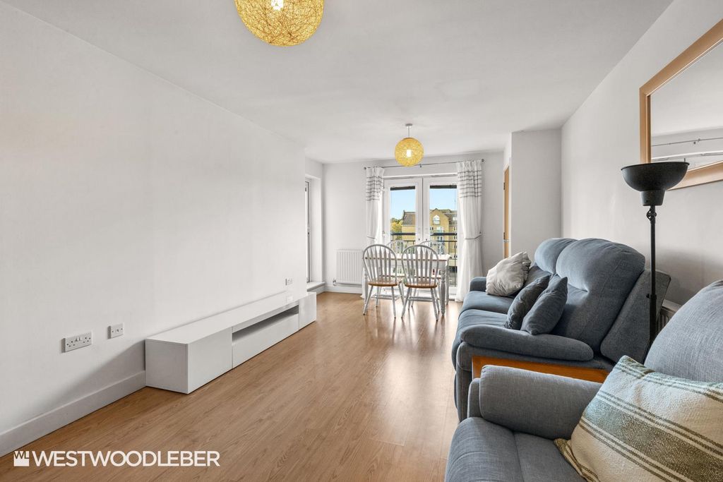 Property photo 3 of 24 Chamberlaynecourt_14.Jpg