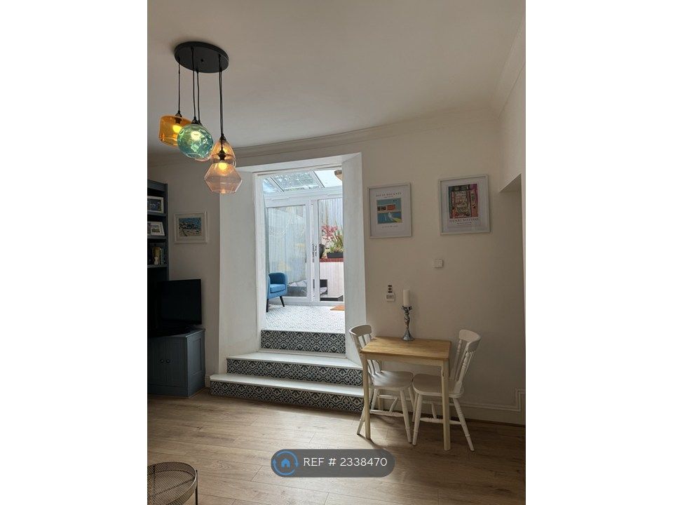 Property photo 2 of 12 Large Modern Lounge