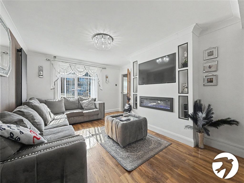 Property photo 3 of 14 Lounge