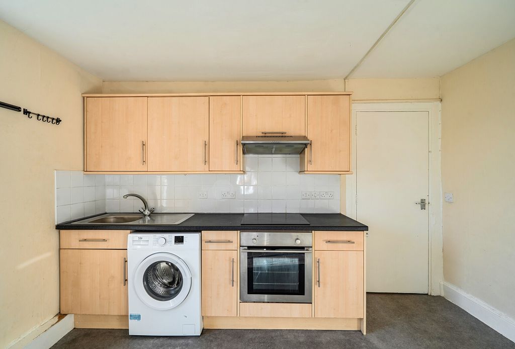 Property photo 3 of 11 Kitchen