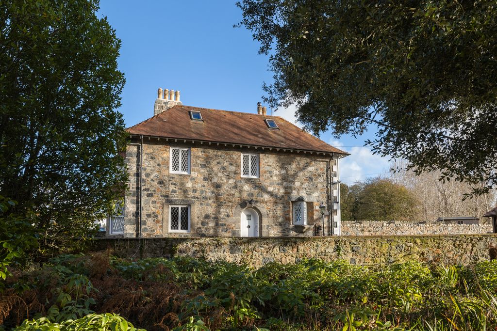 Property photo 1 of 20