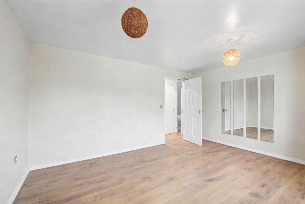 Property photo 3 of 9 Lounge